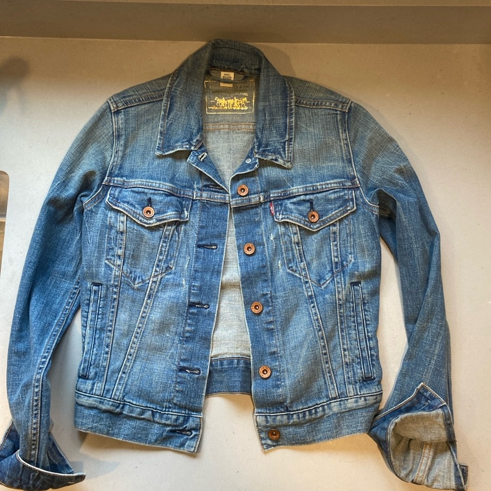 Women’s Levi’s denim jacket size small in perfect condition.
